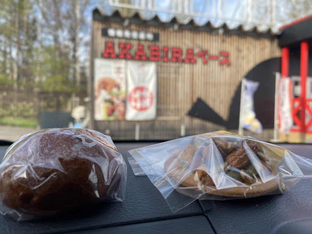 AKABIRAベースで地元のお菓子を購入