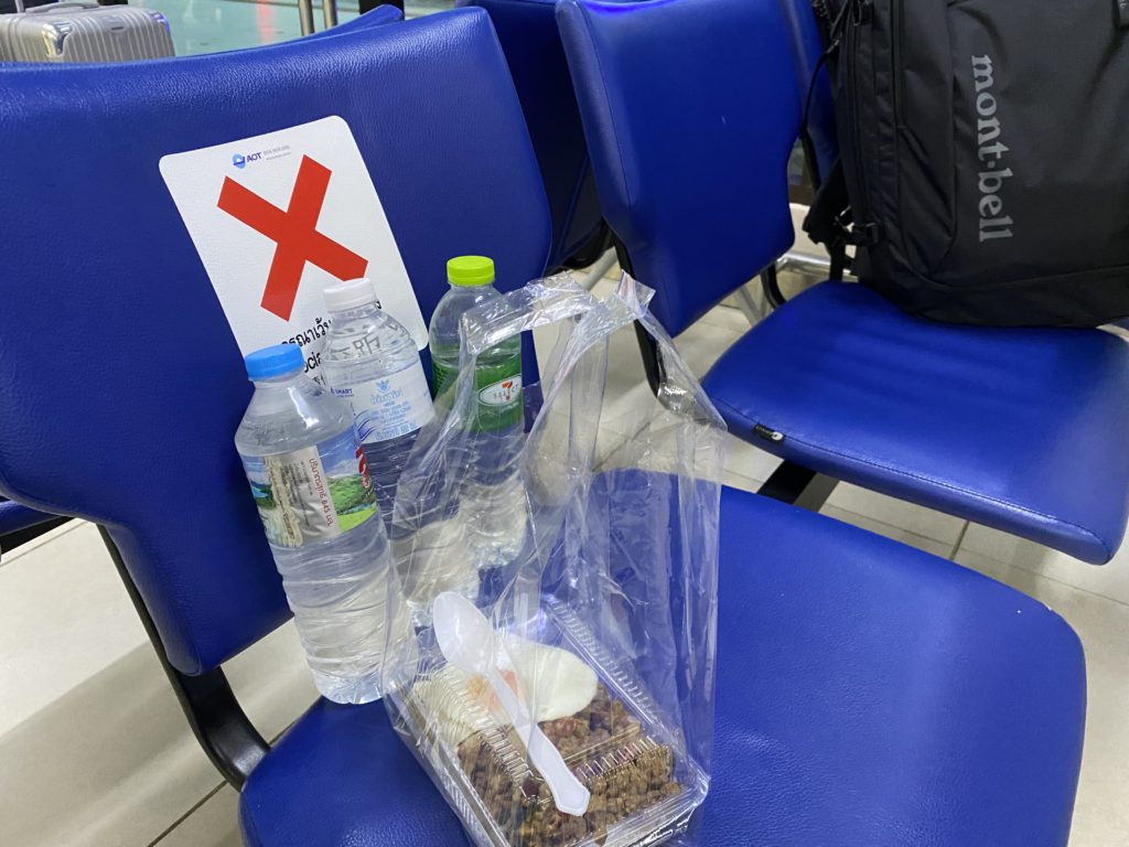 ドンムアン空港のベンチで朝食