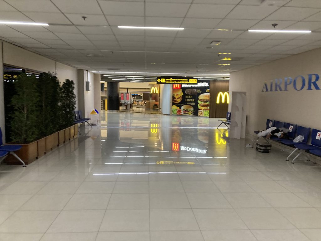 バンコク・ドンムアン空港内のマクドナルド・空港価格で高めの設定