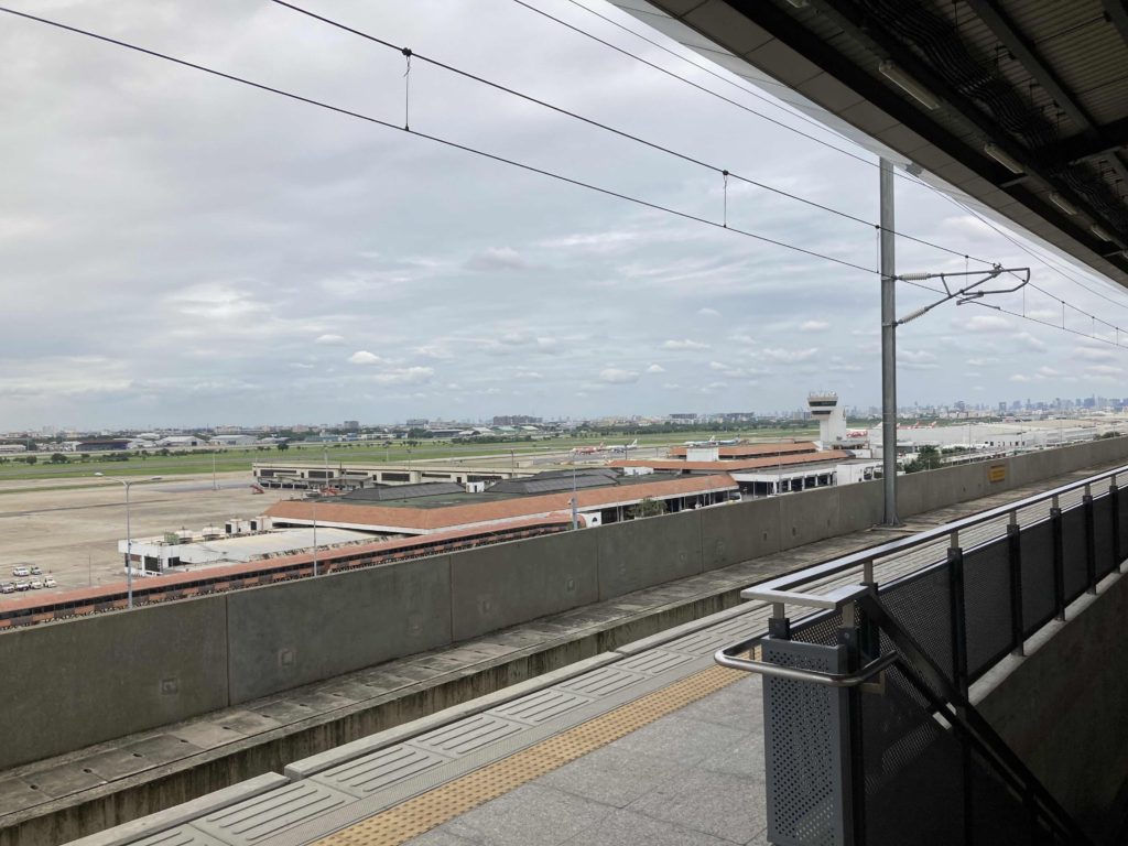 SRTレッドライン・ドンムアン駅ホームから見た国際線ターミナルとバンコク中心部のビル群