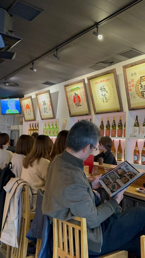 日本酒17種飲み比べができるカウンター席