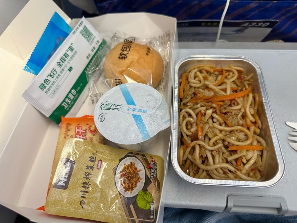 中国南方航空　北京大興〜タシュケントの機内食（焼きそば）
