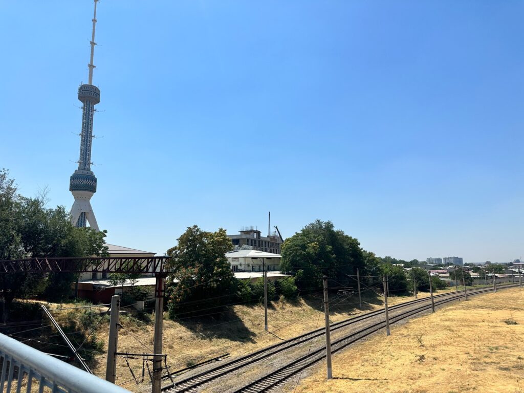 ウズベキスタン鉄道の上を通り抜ける