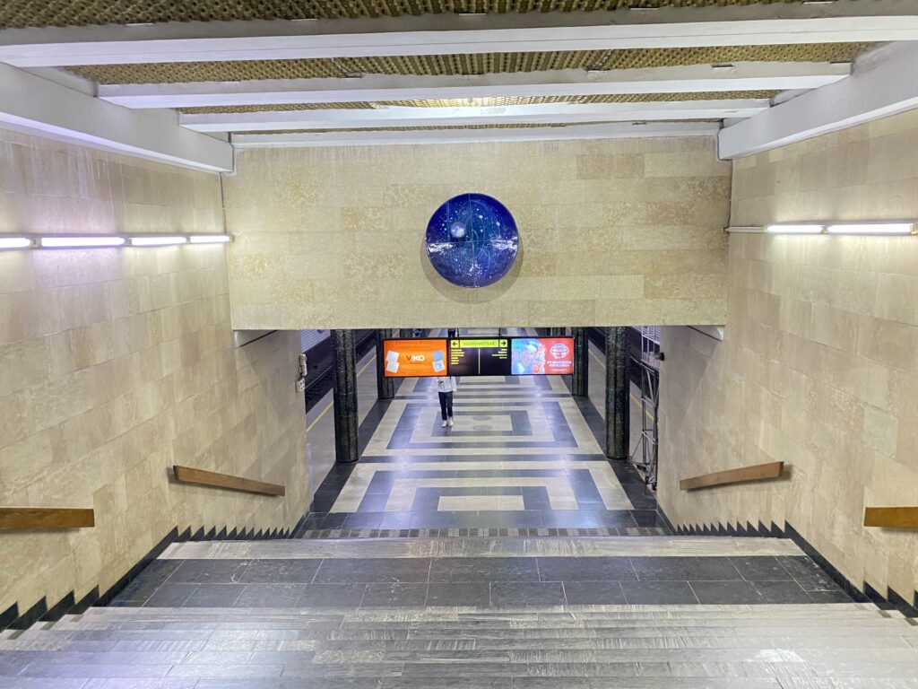 Kosmonavtlar駅の階段