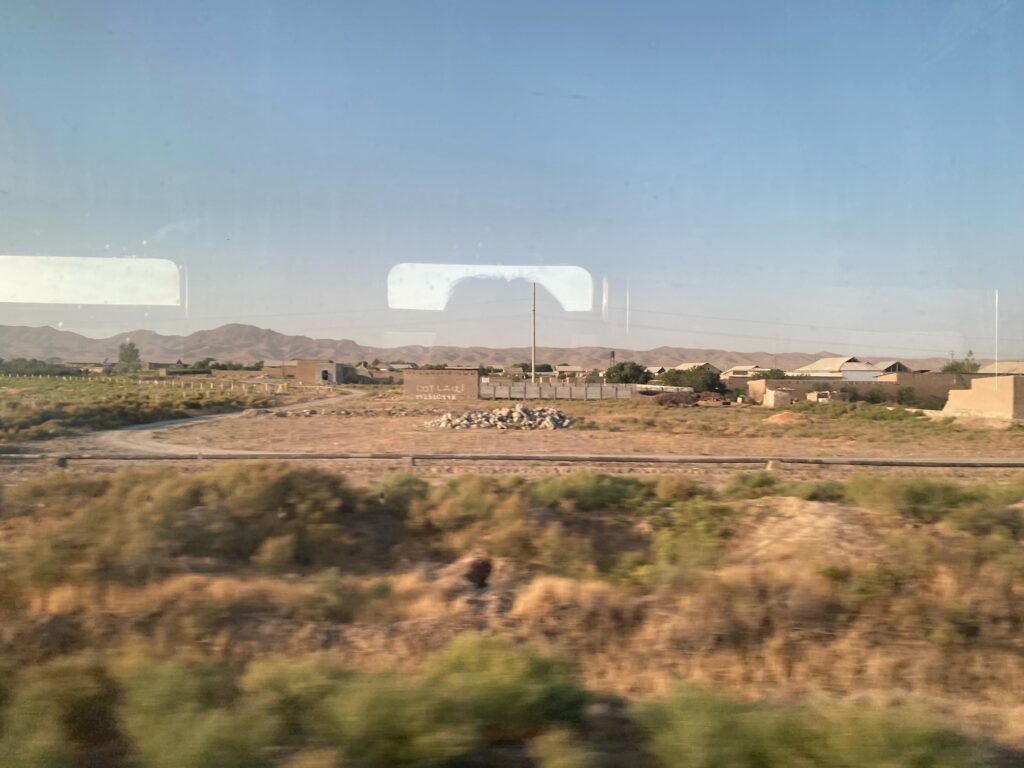 ウズベキスタン鉄道から見たウズベキスタンの町